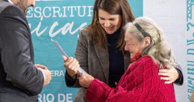 Fernández y Mena entregaron más de mil escrituras a familias de Moreno