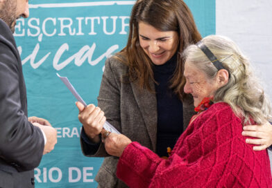 Fernández y Mena entregaron más de mil escrituras a familias de Moreno