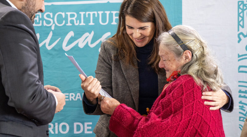 Fernández y Mena entregaron más de mil escrituras a familias de Moreno