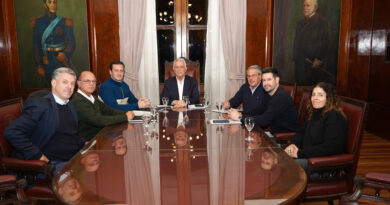 Alak mantuvo una reunión de trabajo con autoridades del Club 19 de Febrero