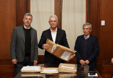 Alak encabezó la apertura de sobres para reparar las cubiertas del Palacio Municipal