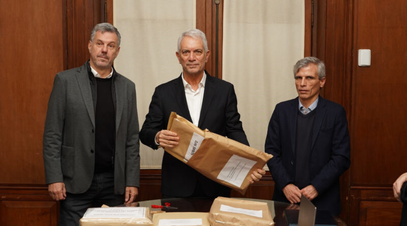 Alak encabezó la apertura de sobres para reparar las cubiertas del Palacio Municipal