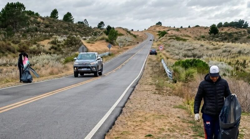 El Municipio continúa con la recolección de residuos en banquinas del Camino de Cintura Monte/Sauce