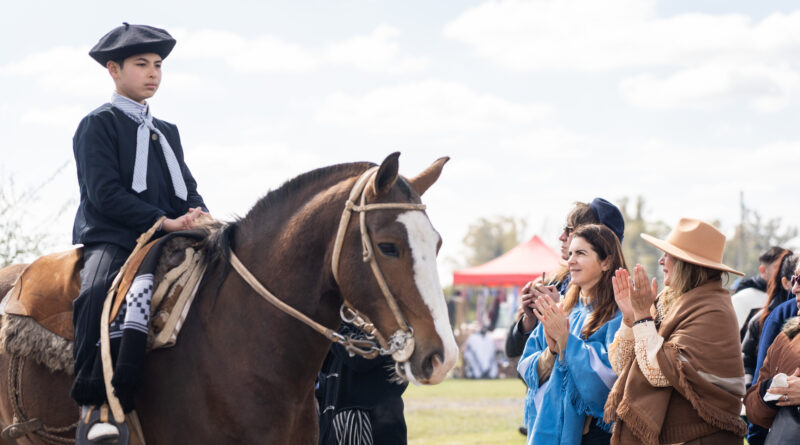 Imponente desfile de caballos en el Distrito Ecológico Roggero