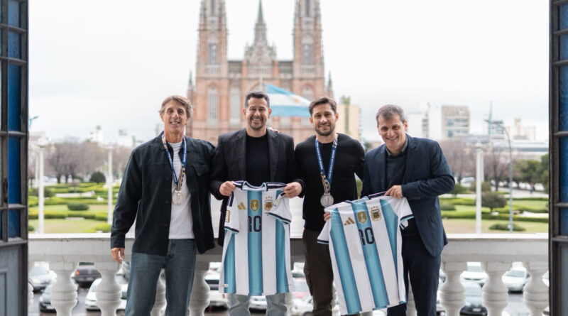 La Municipalidad recibió a los platenses que integran el cuerpo técnico de la selección argentina