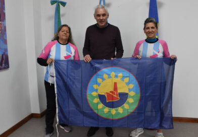Cagliardi recibió a integrantes de Dragones Rosas que competirán en Francia